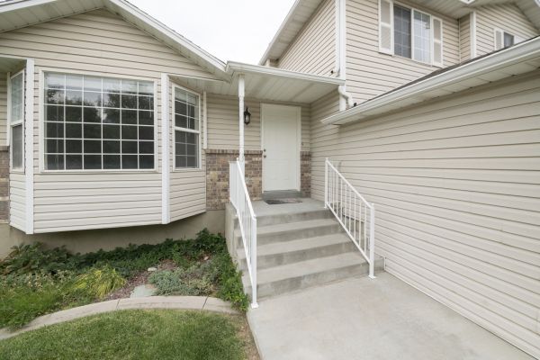 White Vinyl Siding Replacement in Waldorf